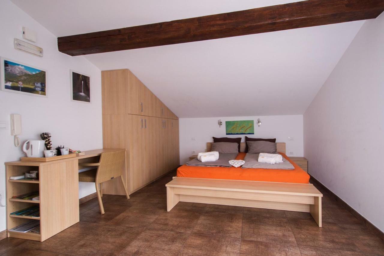 Apartment And Rooms Hisa Sonca Kobarid Esterno foto